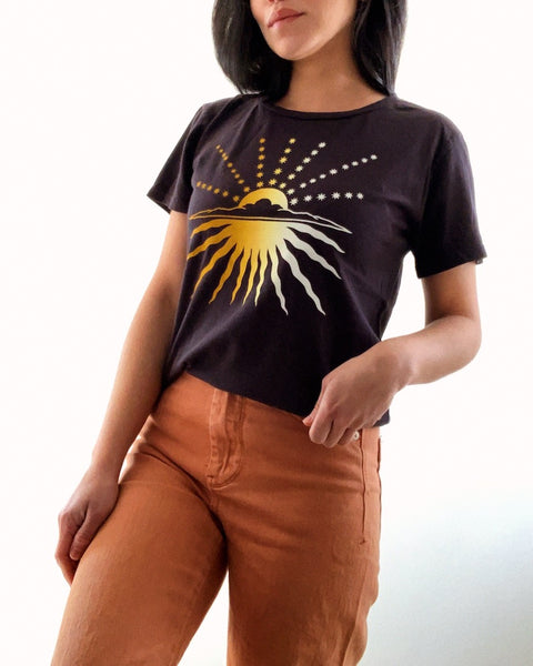 Camiseta estilo fuente dividida Sunburst ~ Crema/Ocre 