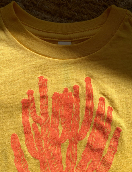 Camiseta para niños pequeños Cactus ~ Amarillo sol 