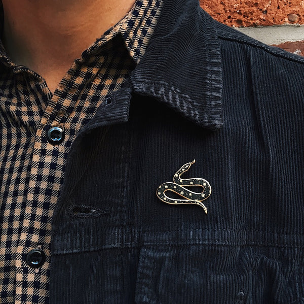 SEGUNDOS ~ Pin de esmalte de serpiente cósmica