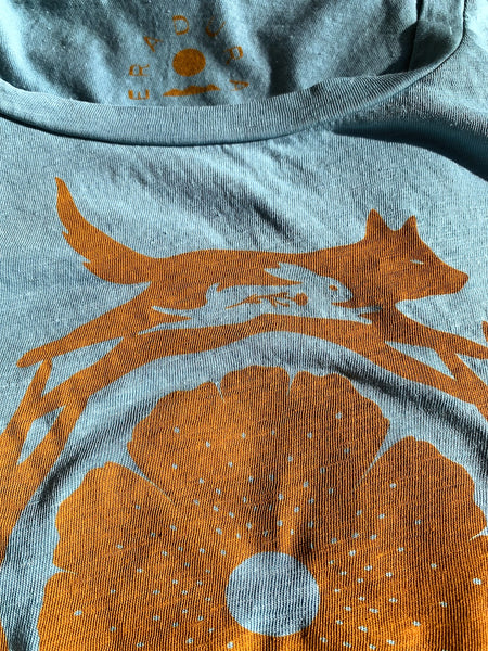 Camiseta Coyote y Conejo ~ Mezcla de cáñamo 