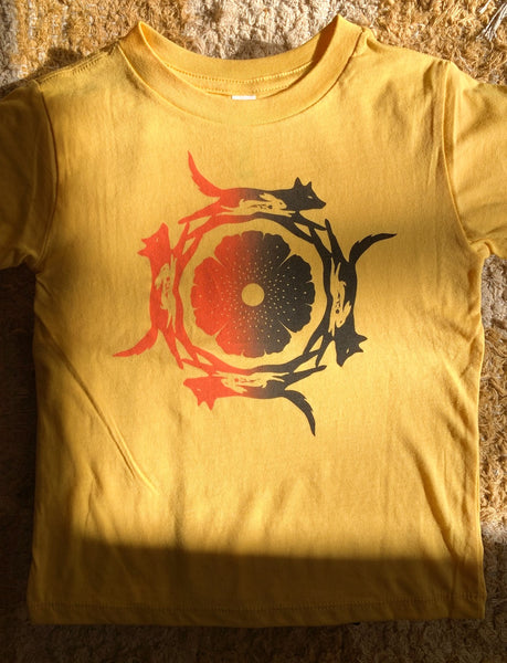 Camiseta para niños pequeños Coyote y Conejo ~ Amarillo sol 
