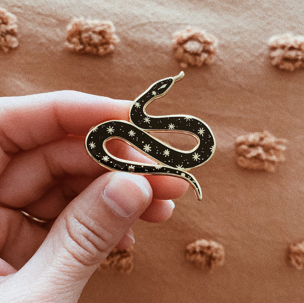 SEGUNDOS ~ Pin de esmalte de serpiente cósmica